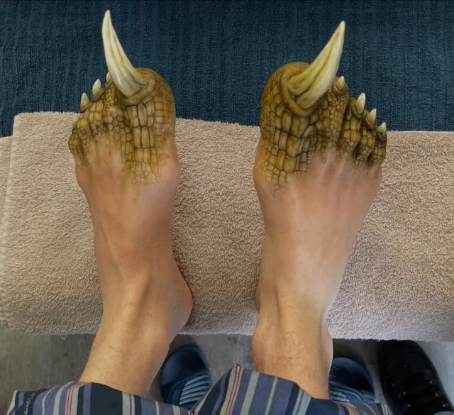 ❗️Prosthetic Make-up ❗️•„Club der Dinosaurier”@clubderdinosaurierseite •Those feet…Some more shots of the feet appliances worn by the wonderful @shadi_eck_ as his transformation continues.•Make up effects design by @twilightcreations Concept Art and creature design byJörn Seifert and @jetblackbug and @damalto Sculpted by @julianhutcheson Mold making by @komplemagnus Silicone running @lalax_ro  and Kerstin BussSeaming @julianhutcheson Paint design by @julietteruetz Painted by @julietteruetz Application and maintenance on set by Jörn Seifert and @dinhvanfx Supervised by Jörn Seifert •Thank you to our gorgeous team at TC for all your efforts getting this show running! 🙏🏼•#derclubderdinosaurier #prosthetics #silicone #pedicurist #dinosaur #realisticart #painting🎨 #reptile #mouldmaking #sculpting #hyperrealism #zdfneo #dinomakeup #pedicuretime👣 #twilightcreations #reptileappliances #setlife🎬 #prostheticdesigner #specialmakeupeffects #specialeffectmakeup #fxmakeupartist #sfxwounds #sfxgore #sfxmakeupart #sfxmakeuptutorial #makeupeffect #specialmakeupfx #specialmakeup