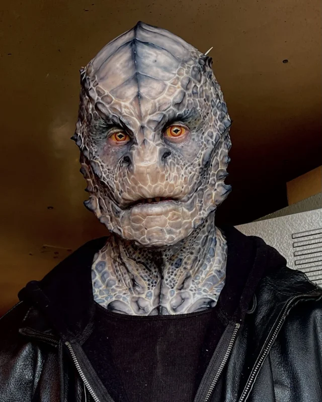 ❗️Prosthetic Make-up ❗️•„Club der Dinosaurier”@clubderdinosaurierseite •This is character Rick played by @alessandro.schuster in his final make up stage. The Make up for Bad Blue was executed like the red one and consisted of a silicone cowl, a facial piece and separate chin.•Make up effects design by @twilightcreations Concept Art and creature design byJörn Seifert and @jetblackbug Prosthetics Sculpted by @lukasblackbug Hands sculpted @gianmariacocchi Mold making by @dennis.penkov @teptec_daniel.ritt and @komplemagnus Silicone running face and chin Kerstin Buss and @lalax_ro Silicone running Cowl@c.gruesome.fx Fingernails by@teptec_daniel.ritt Paint design by @julietteruetz and @anna.kiesser painters @anna.kiesser and @jordi_morera_studio Teeth by @fangsfx Contact lenses by @9mmsfx Application and maintenance on set by @transferbrows and @julianhutcheson Supervised by Jörn Seifert •Thank you to our gorgeous team at TC for all your efforts getting this show running! 🙏🏼•@syrreal_entertainment @eitelsonnenschein_film @kinglutz75 •#derclubderdinosaurier #prosthetics #silicone #dino #dinosaur #realisticart #painting🎨 #reptile #mouldmaking #sculpting #hyperrealism #zdfneo #dinomakeup #reptiloids #twilightcreations #reptileappliances #setlife🎬 #prostheticdesigner #specialmakeupeffects #specialeffectmakeup #fxmakeupartist #sfxwounds #sfxgore #sfxmakeupart #sfxmakeuptutorial #makeupeffect #specialmakeupfx #specialmakeup